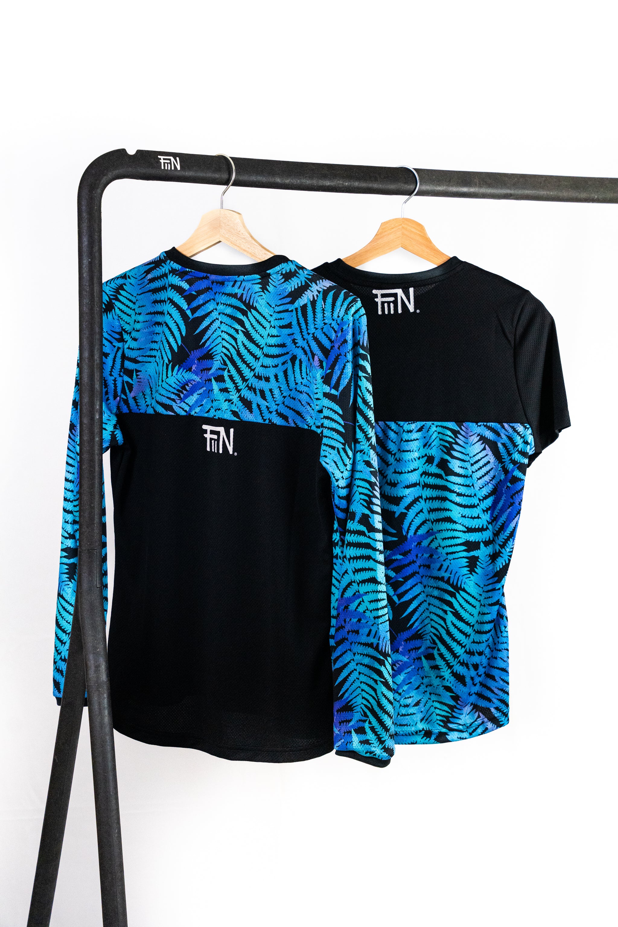 Bundle aus Langarm + Kurzarm Mountainbikejersey für Frauen in der Farbe schwarz und blau-lila mit floralem Farn Print