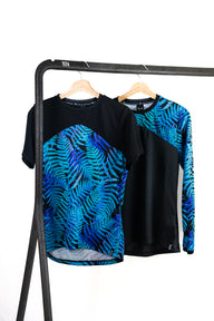 Bundle aus Langarm + Kurzarm Mountainbikejersey für Frauen in der Farbe schwarz und blau-lila mit floralem Farn Print.