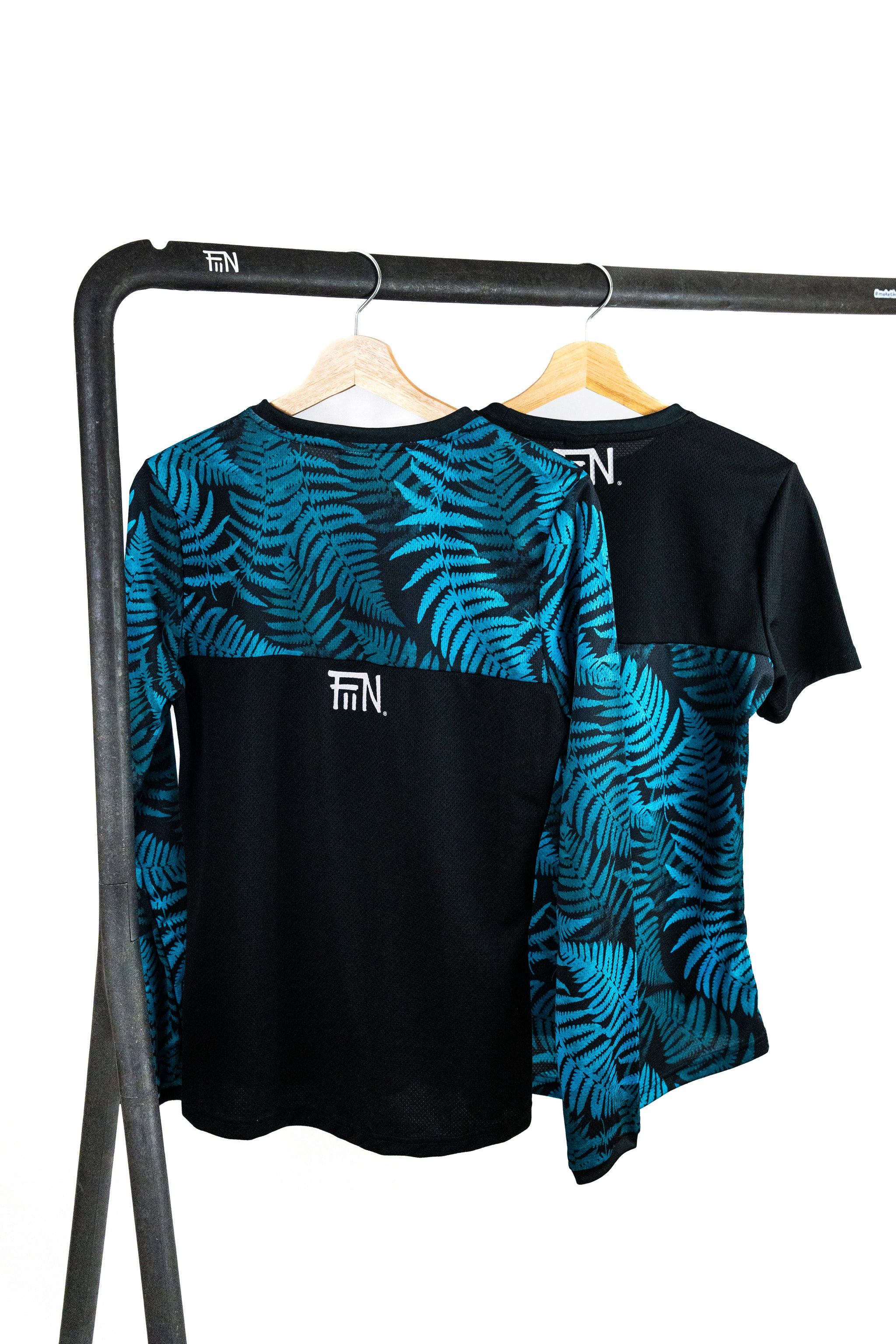 Bundle aus Langarm + Kurzarm Mountainbikejersey für Frauen in der Farbe schwarz und petrol-grün mit floralem Farn Print.
