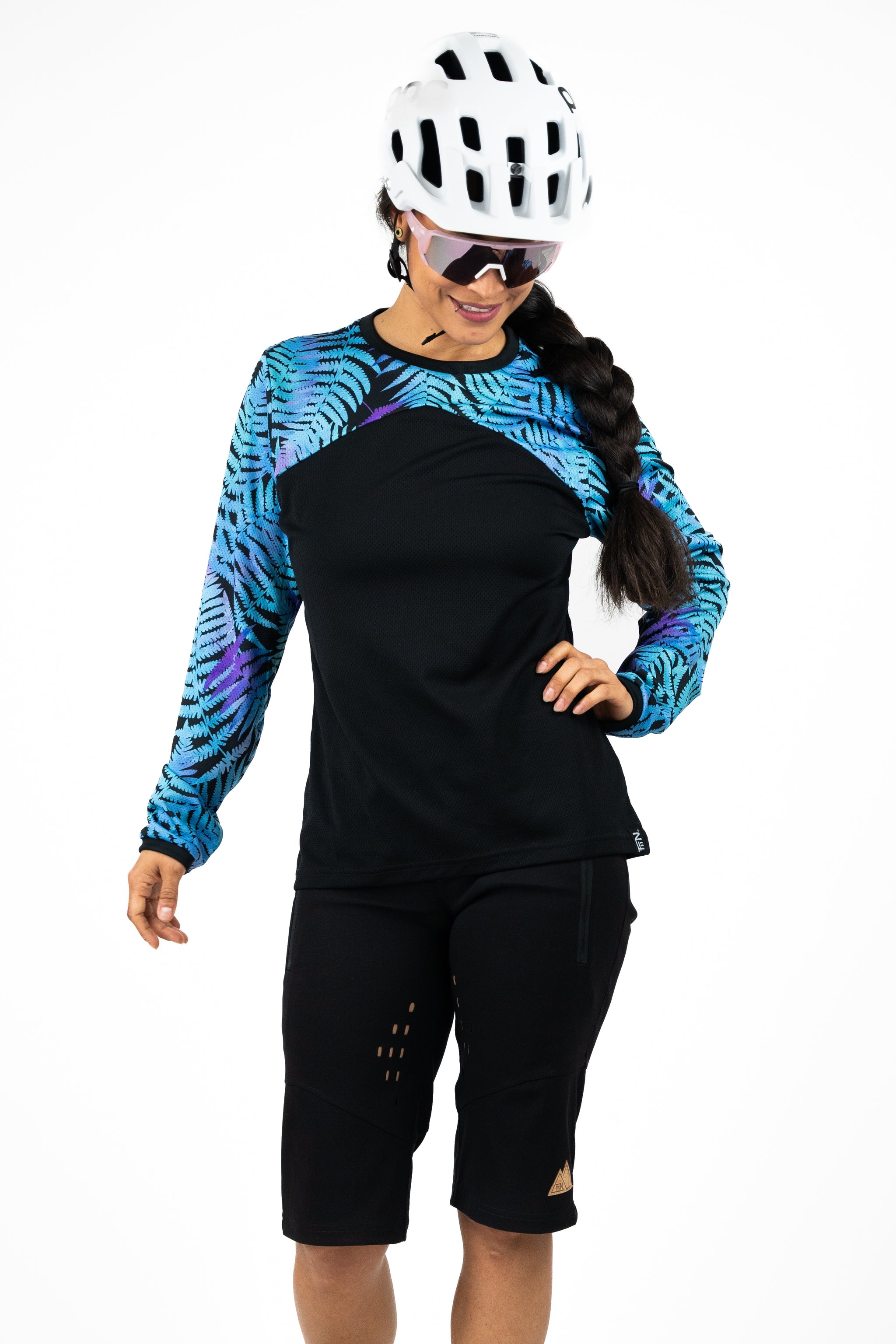 Langarm Mountainbikejersey für Frauen. Farbe schwarz und blau-lila mit floralem Farn Print.