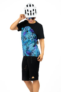 Kurzarm Mountainbikejersey für Frauen. Farbe schwarz und blau-lila mit floralem Farn Print.