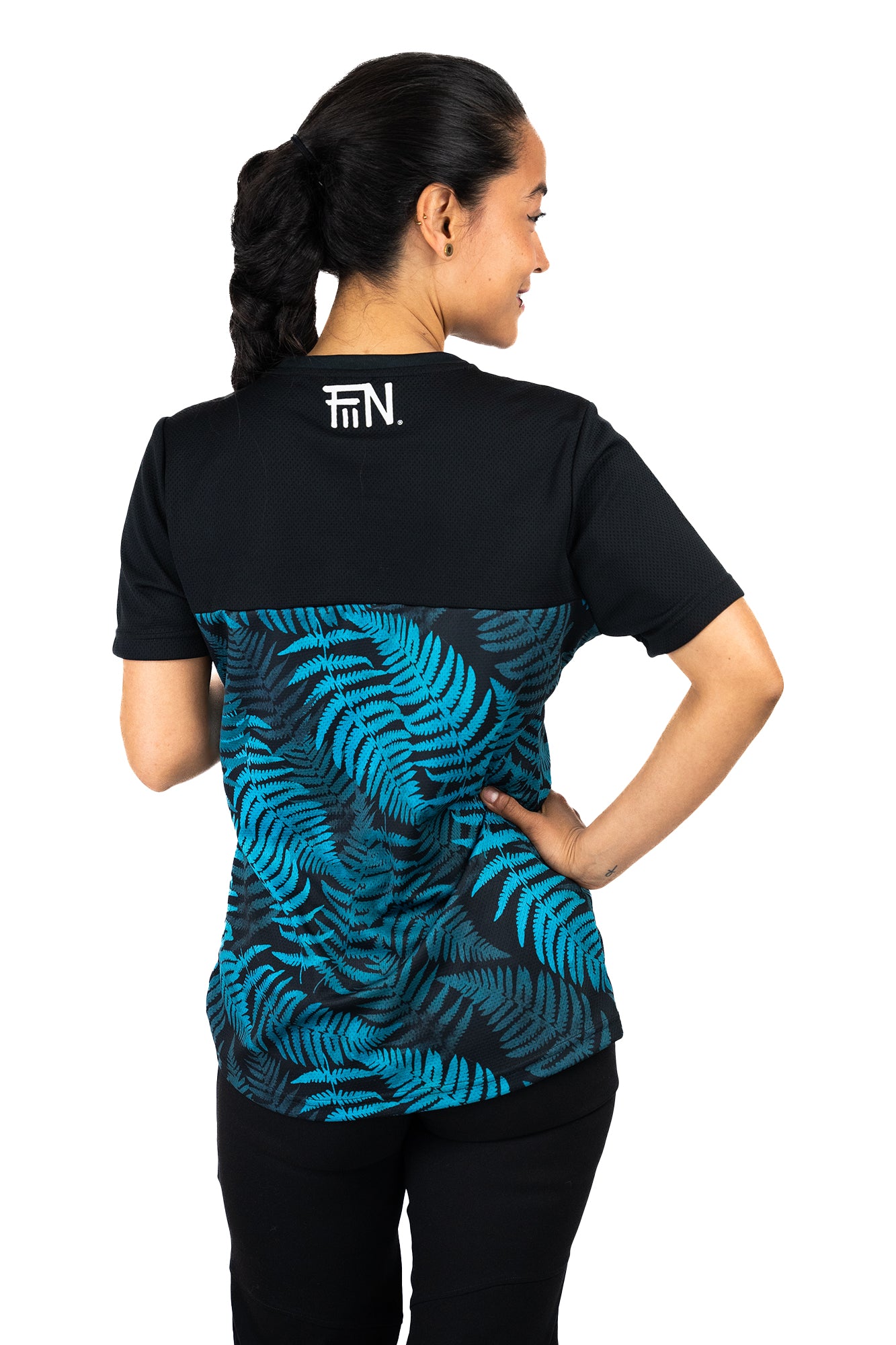 Mountainbikejersey für Frauen mit Floralem Farn Print. Kurzarmtrikot in petrol und schwarz.