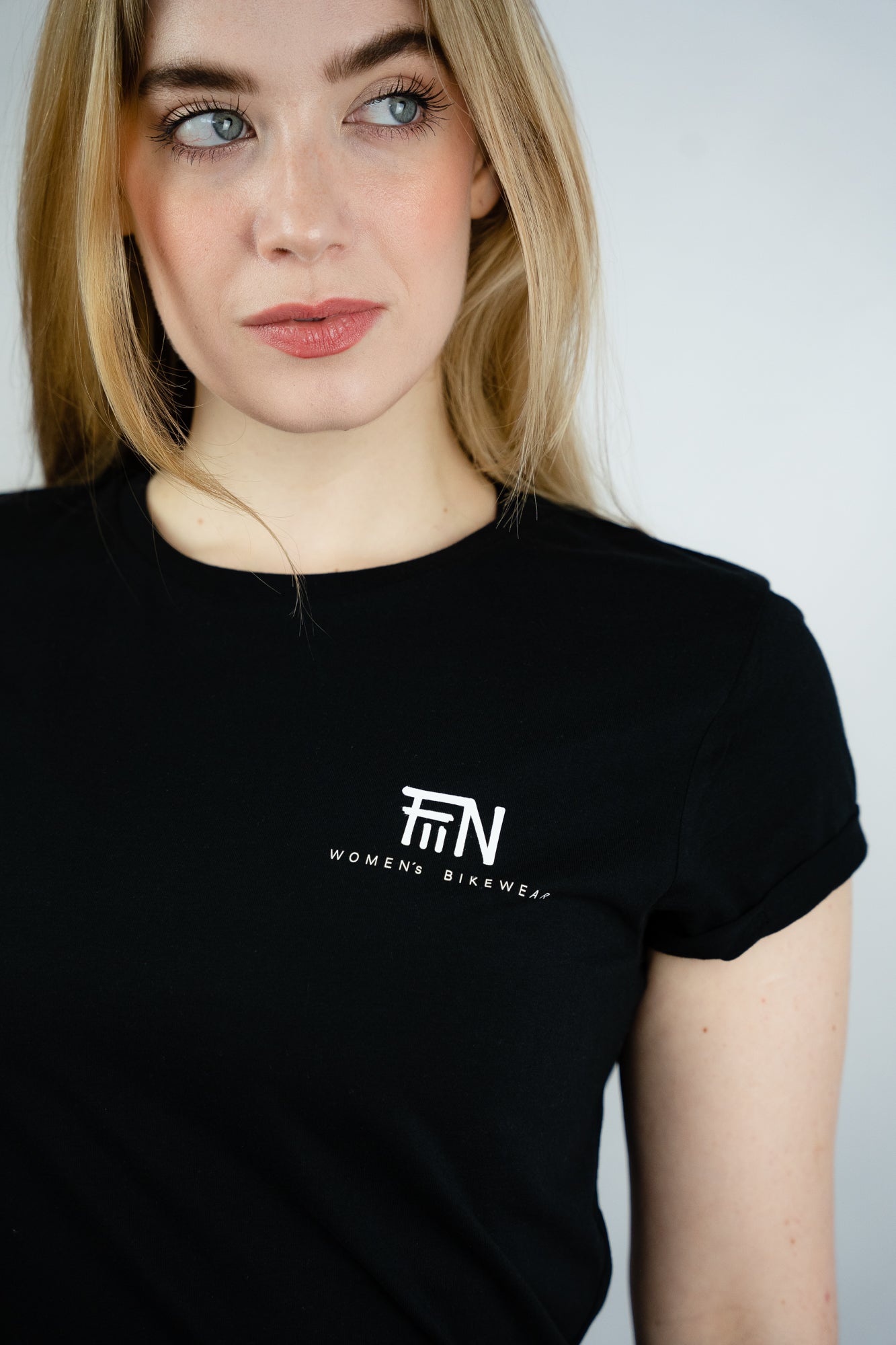 Rolled Sleeve Shirt Face in schwarz mit Rundhalsausschnitt und gerollten Ärmeln - Detailansicht: Fiin Logo