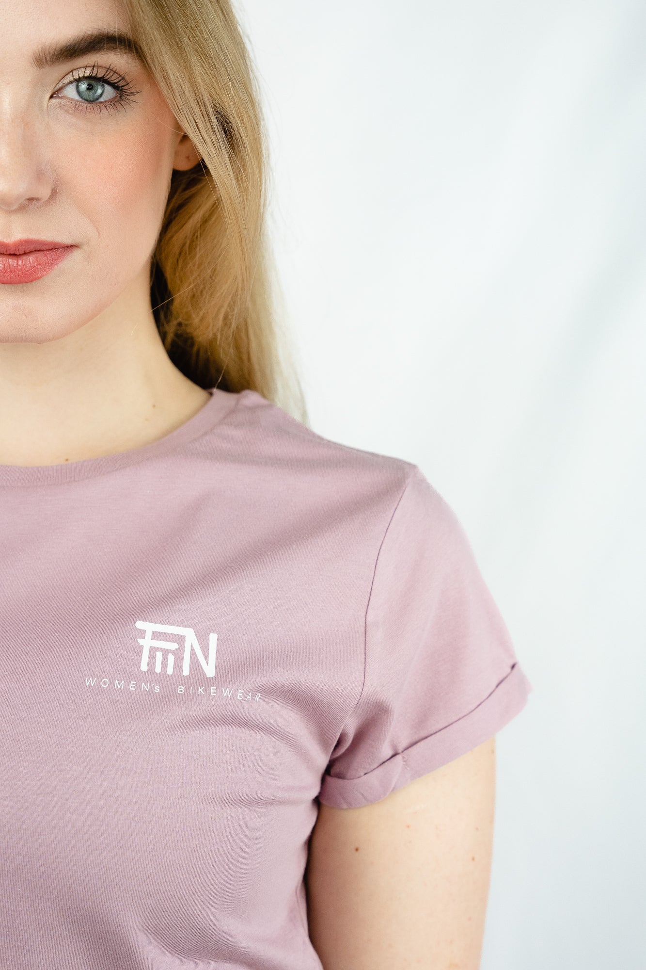 Rolled Sleeve Shirt Face in purple rose mit Rundhalsausschnitt und gerollten Ärmeln - Detailansicht: Fiin Logo