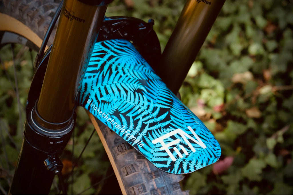 Fiin Limited Edition "summer lake" Mudguard mit Farnmuster, am Vorderrad eines Mountainbikes angebracht
