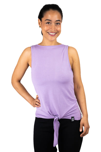 Sporttop für Frauen mit stylischem Knoten und lässigem Schnitt. Farbe purple. 